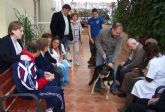 Enfermos de Alzheimer participan en una terapia asistida con perros de Protección Civil