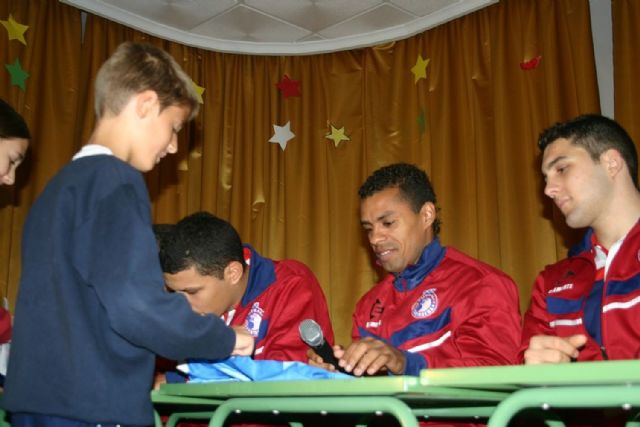 Jugadores del Reale Fútbol Sala comparten experiencias con los escolares de Adoratrices - 3, Foto 3