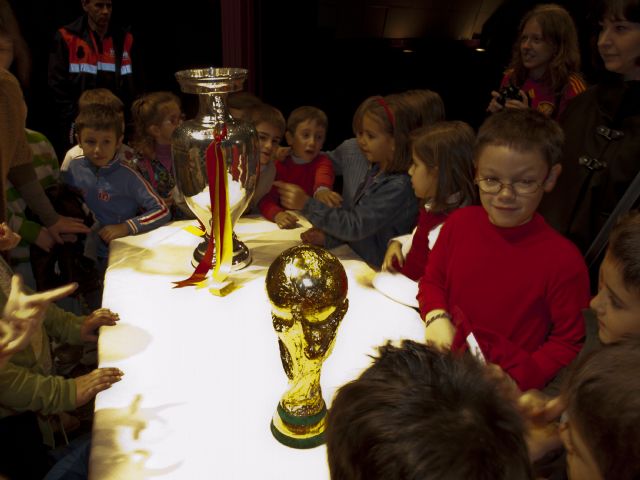 Las copas del Mundo y de Europa se exhibieron hoy en Ceutí - 1, Foto 1