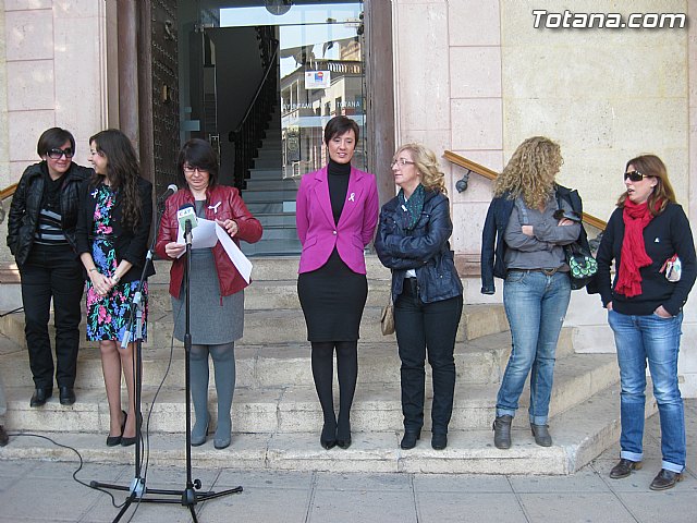 Totana se suma a la lucha contra la violencia de gnero con una concentracin silenciosa. - 11