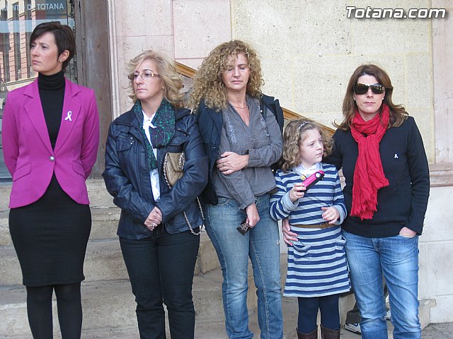 Totana se suma a la lucha contra la violencia de gnero con una concentracin silenciosa. - 15