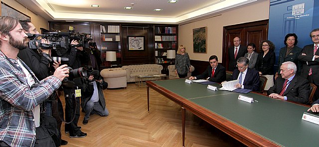 Ramón Jáuregui firma un protocolo con asociaciones y entidades bancarias y financieras para la recuperación de Lorca y el impulso de su actividad económica - 2, Foto 2