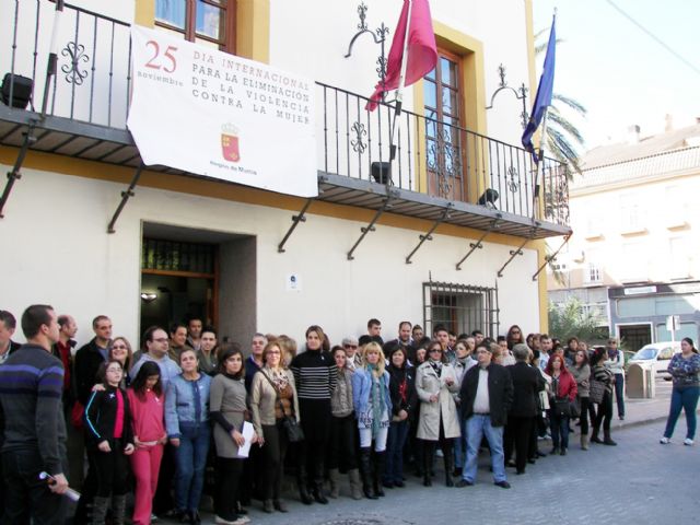 La Alcaldesa ha recordado en el Día Internacional contra la Violencia Machista que hay educar más para evitar estas concentraciones por la violencia de género - 1, Foto 1