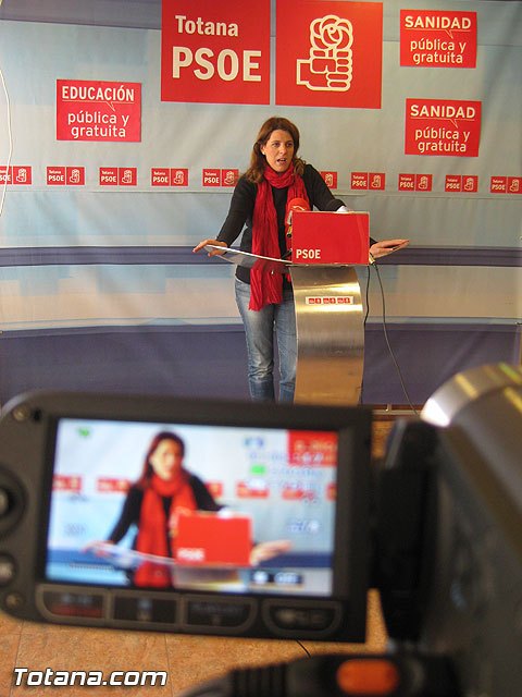 La concejal socialista María Dolores Redondo ofreció una rueda de prensa / Totana.com, Foto 1