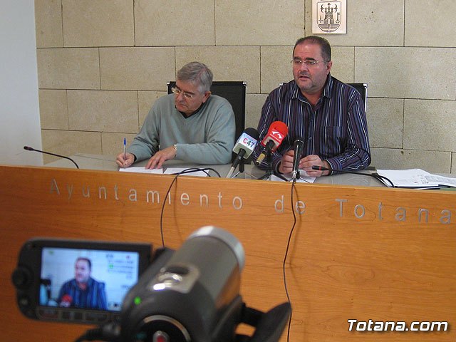 Rueda de prensa IU-verdes Totana. Valoración del pleno ordinario de noviembre 2011, Foto 1