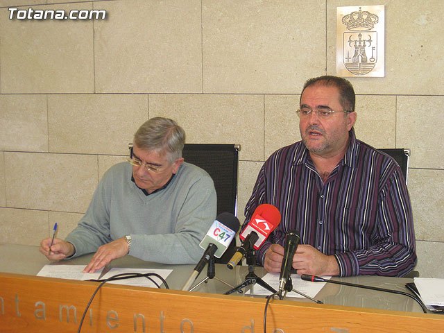 Rueda de prensa IU-verdes Totana. Valoración del pleno ordinario de noviembre 2011, Foto 2