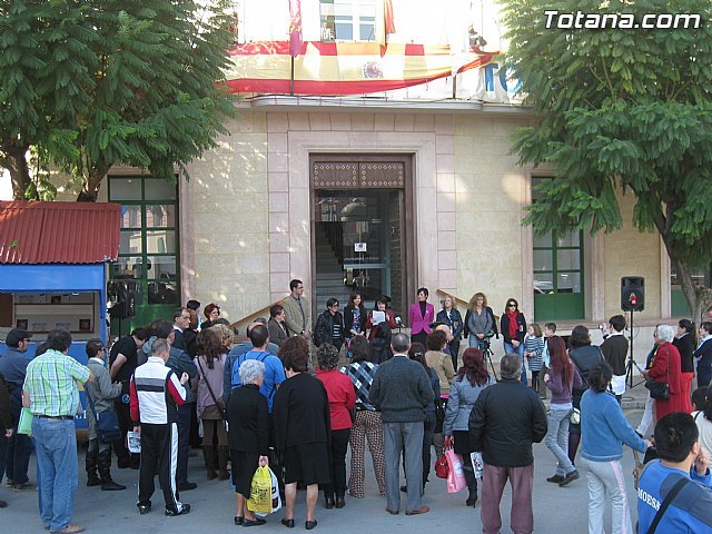 Totana se suma a la lucha contra la violencia de género con una concentración silenciosa., Foto 1