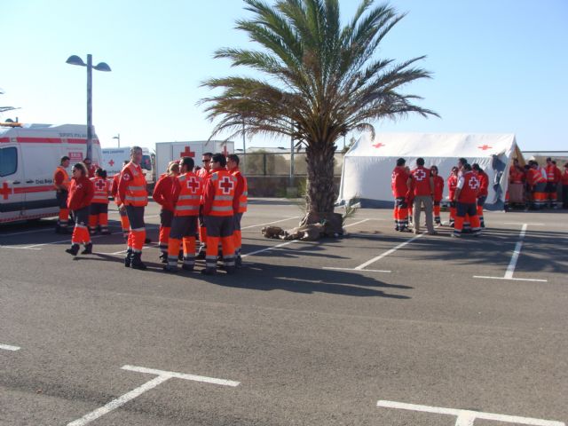Cruz Roja simula la llegada de medio centenar de inmigrantes en patera a San Pedro del Pinatar - 2, Foto 2