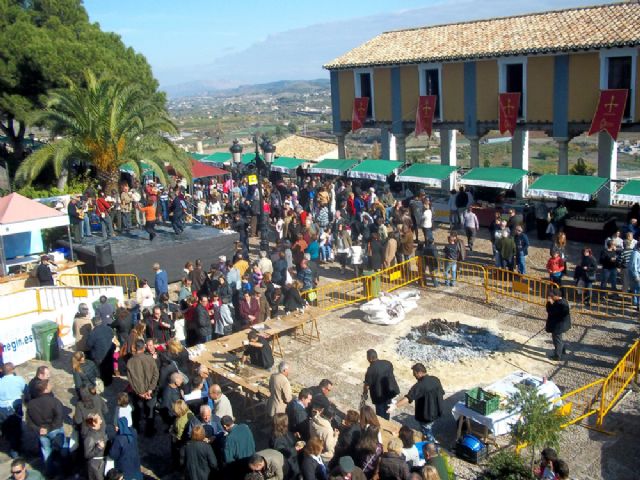 El Mercadillo Artesanal 'El Mesoncico' da a probar a los turistas los tradicionales Peros de Cehegín - 1, Foto 1