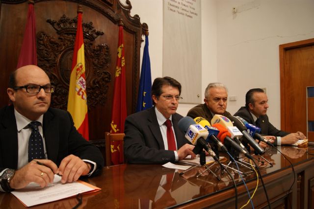 El Alcalde entrega a Ceclor y Cámara de Comercio 500.000 euros para ayudar a los comerciantes lorquinos - 1, Foto 1