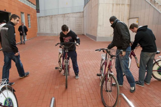 Los universitarios de la Muralla ya disfrutan del nuevo punto de Bicity - 1, Foto 1