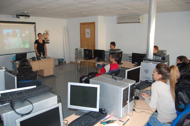 45 jóvenes se forman como auxiliares de oficina y de informática con Radio ECCA Fundación - 1, Foto 1