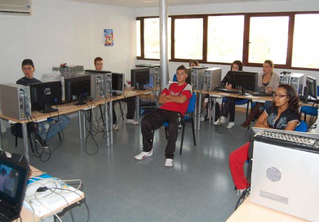 45 jóvenes se forman como auxiliares de oficina y de informática con Radio ECCA Fundación - 2, Foto 2