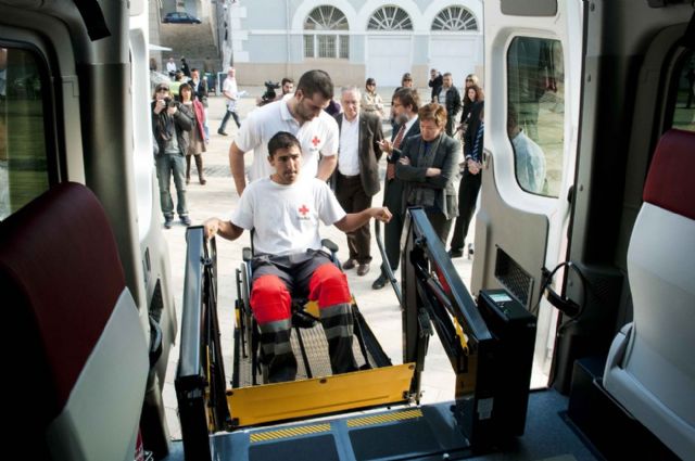 Un nuevo vehículo adaptado trasladará a mayores y discapacitados a los centros de día - 1, Foto 1