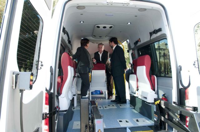 Un nuevo vehículo adaptado trasladará a mayores y discapacitados a los centros de día - 3, Foto 3