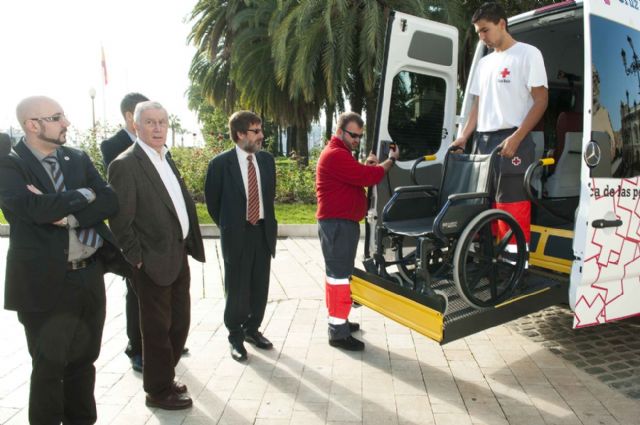 Un nuevo vehículo adaptado trasladará a mayores y discapacitados a los centros de día - 5, Foto 5