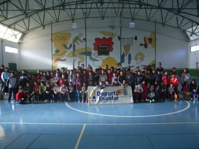 El Torneo de Bádminton de Deporte Escolar contó con la participación de 99 escolares de los diferentes centros de enseñanza de la localidad, Foto 1