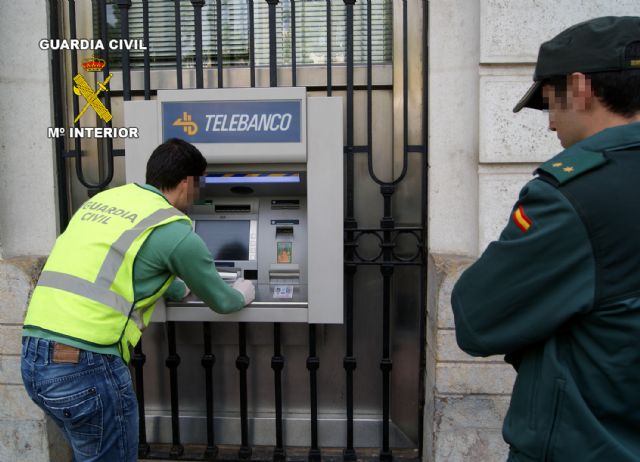 La Guardia Civil detiene a una persona dedicada a cometer estafas a través de cajeros automáticos - 1, Foto 1