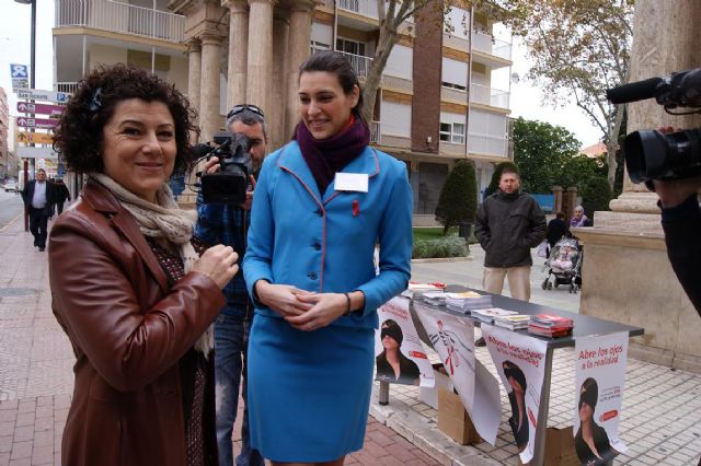 El Ayuntamiento de Lorca repartirá 3.000 folletos, 1.000 calendarios, miles de lazos rojos y cientos de preservativos por el Día Mundial del Sida - 1, Foto 1