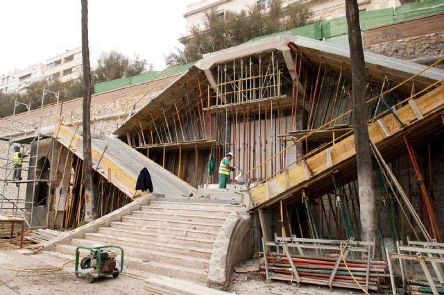 Últimos retoques a la escalera de la Muralla del Mar - 1, Foto 1