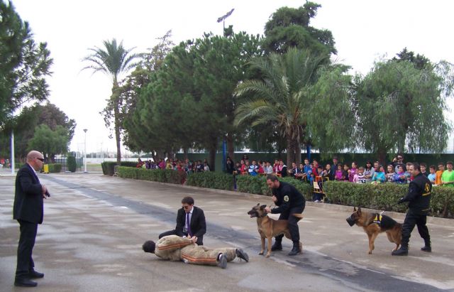 Agentes de la Unidad Policial de Rescate y Operaciones Especiales realizan una exhibición en Águilas - 1, Foto 1