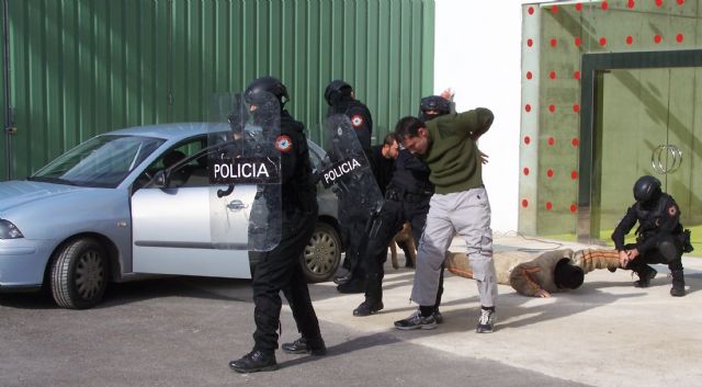 Agentes de la Unidad Policial de Rescate y Operaciones Especiales realizan una exhibición en Águilas - 2, Foto 2