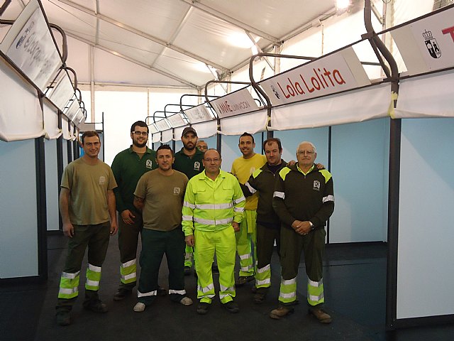 Los trabajadores del Almacén municipal fabrican los stands para la segunda edición de la Feria Outlet - 1, Foto 1