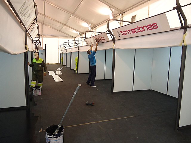 Los trabajadores del Almacén municipal fabrican los stands para la segunda edición de la Feria Outlet - 2, Foto 2
