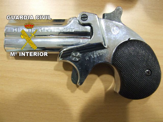 La Guardia Civil detiene a los integrantes de un grupo delictivo dedicado a atracar estancos, locutorios y empresas, Foto 1