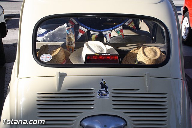 Varias decenas de vehículos clásicos participan en la VII concentración organizada con motivo de las fiestas patronales de Santa Eulalia - 1, Foto 1