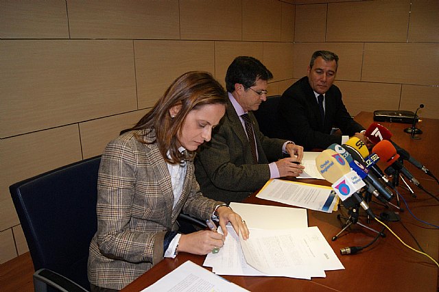 BBVA entrega al Ayuntamiento de Lorca 30 toneladas de material de construcción para rehabilitación de edificios municipales - 1, Foto 1