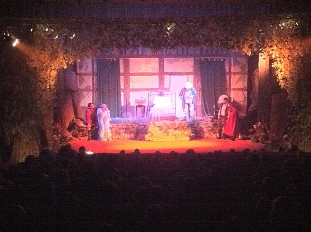 Más de 500 personas asisten a las dos sesiones de teatro infantil Caperucita Roja, Foto 1