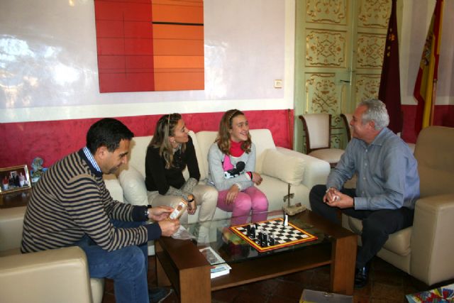 La ganadora del concurso '¿Qué es un Rey para ti?', recibida en el Ayuntamiento - 2, Foto 2