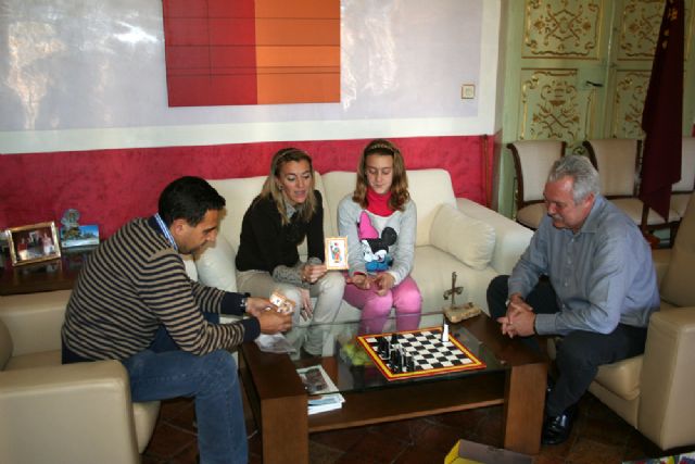 La ganadora del concurso '¿Qué es un Rey para ti?', recibida en el Ayuntamiento - 3, Foto 3