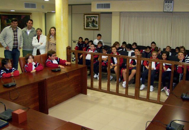Los escolares de Águilas visitan el Ayuntamiento con motivo del Día de la Constitución - 1, Foto 1