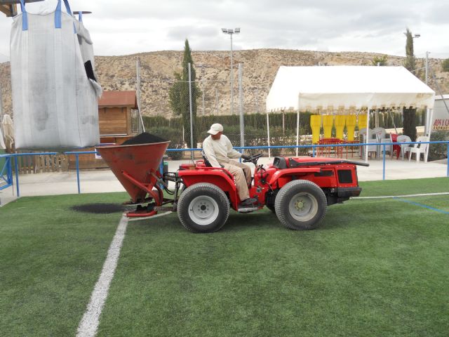 Deportes lleva a cabo labores de mantenimiento en los complejos deportivos para alargar la vida útil de los mismos, Foto 1