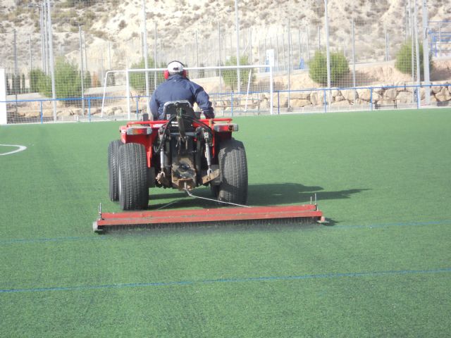 Deportes lleva a cabo labores de mantenimiento en los complejos deportivos para alargar la vida útil de los mismos, Foto 2