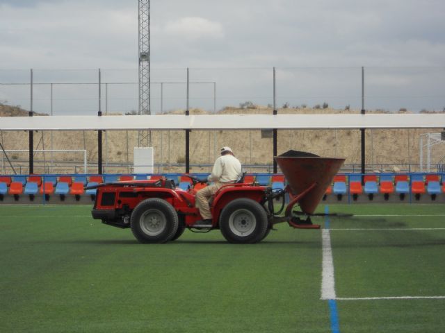 Deportes lleva a cabo labores de mantenimiento en los complejos deportivos para alargar la vida útil de los mismos, Foto 3