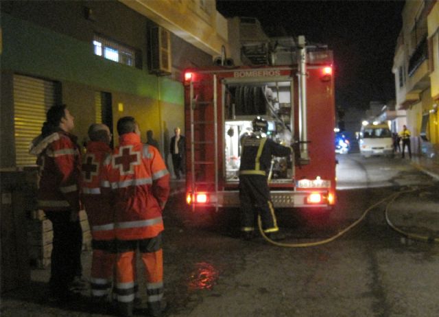 Un incendio en la C/Martínez Parra de Águilas moviliza a Cruz Roja, Bomberos, Policía Local y Guardia Civil de la ciudad - 1, Foto 1