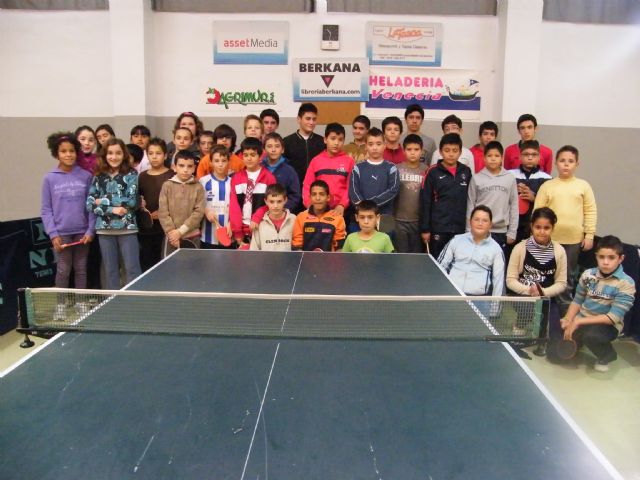 Medio centenar de niñ@s participan en la jornada de tenis de mesa de deporte en edad escolar, Foto 1