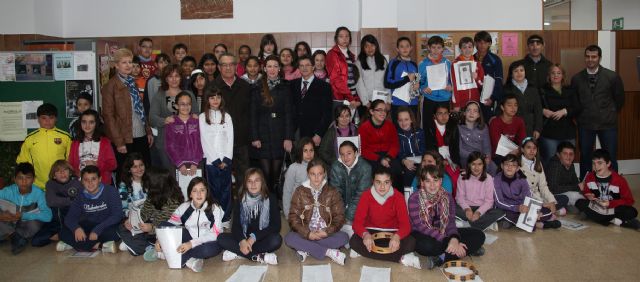 El Alcalde de Lorca asiste a la inauguración del Belén Solidario organizado por parte de la comunidad escolar del colegio San Fernando - 1, Foto 1