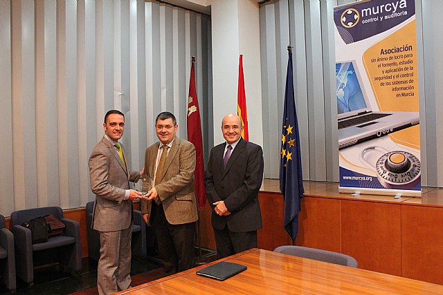 El director general de Telecomunicaciones y Tecnologías de la Información entrega el premio Murcya 2011 - 1, Foto 1