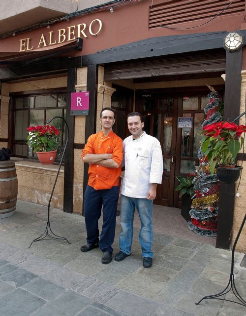 Tomás Écija (d) propietario y cocinero del restaurante 