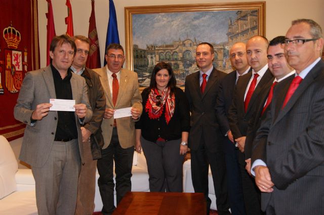 Los empleados de Banco Santander entregan 3.000 € a los Pasos Blanco y Azul para colaborar en la recuperación de sus sedes religiosas - 1, Foto 1