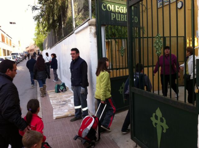 La concejalía de Mantenimiento Integral de la Ciudad lleva a cabo una campaña de repintado de las paredes de edificios públicos en los que se han registrado hechos vandálicos, Foto 1