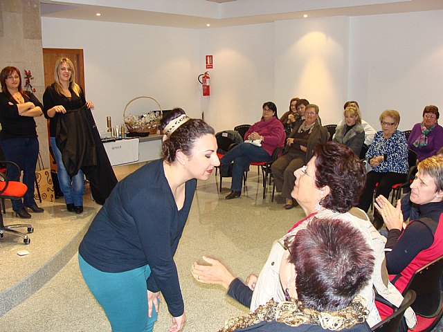 Más de 30 mujeres conocen trucos de belleza y protocolo para “triunfar” esta Navidad - 2, Foto 2