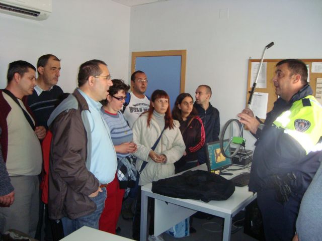 Users of Psychosocial Support Services visit the Local Police Museum, Foto 1