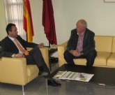 El director general de Administración Local recibe al al presidente del Centro Regional Murciano de Mendoza (Argentina)