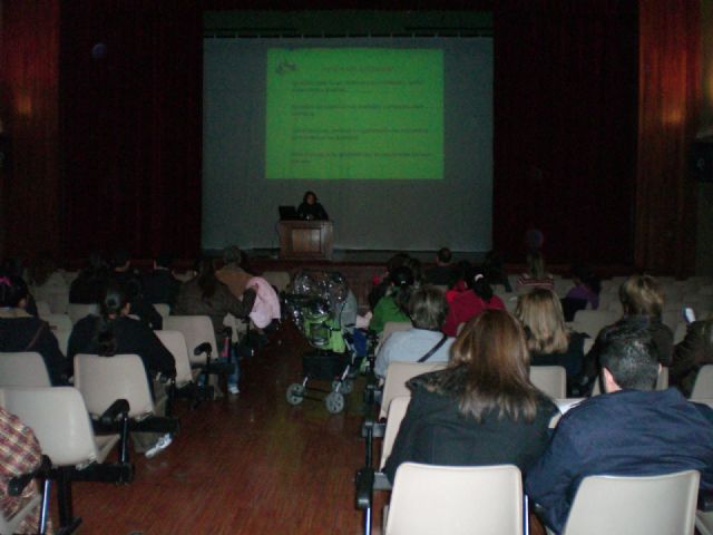 Más de cincuenta personas participan en la charla Jugar para ser iguales. Coeducación, Foto 2
