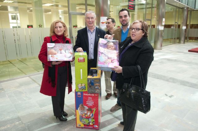 Llegan los primeros regalos de Reyes a San Miguel - 1, Foto 1